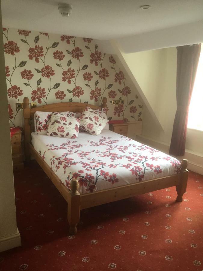 The Bear Hotel Chippenham  Dış mekan fotoğraf